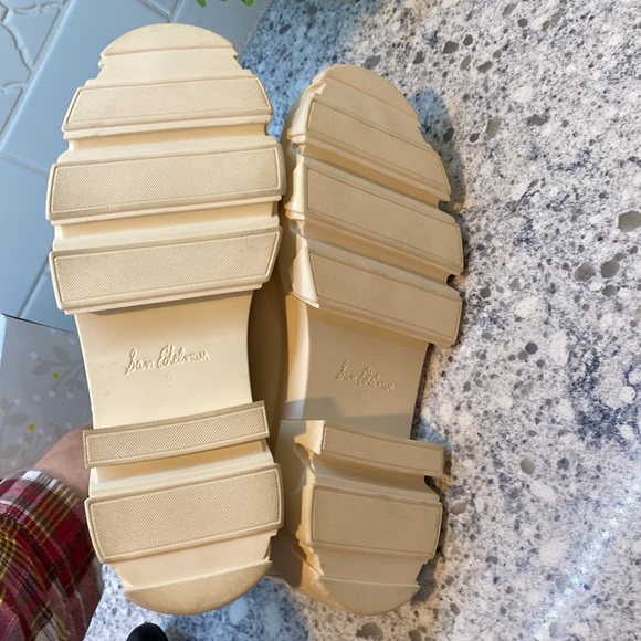 Sam Edelman Women's Daelyn Chelsea Boot
Leather upper cream size 9 - Picture 5 of 9